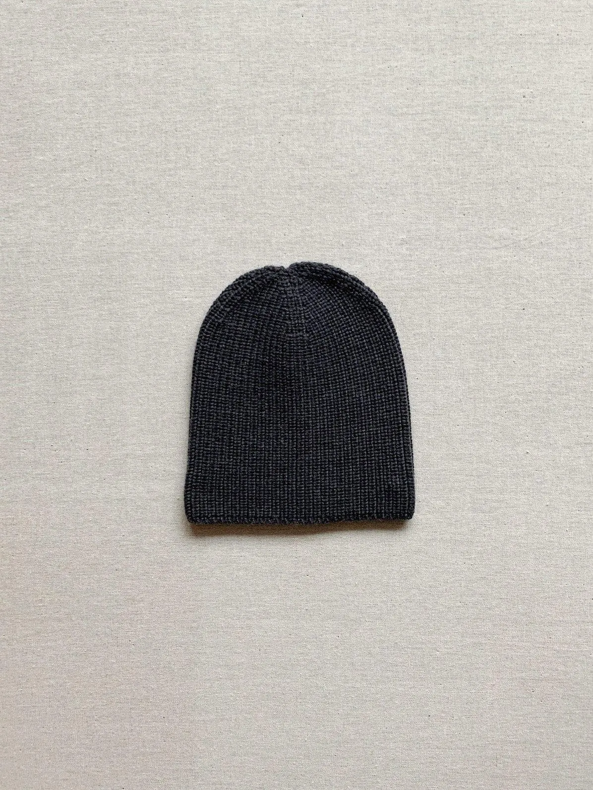 kids merino wool ribbed beanie in charcoal